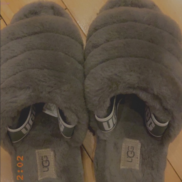 Shoes - Grey ugg slides